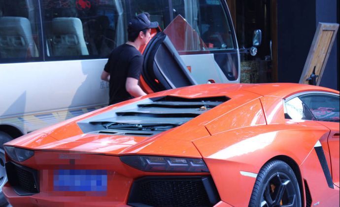  父亲身家超过李嘉诚，他不爱美女爱丑女，继承60亿家产坐地铁上班 新闻