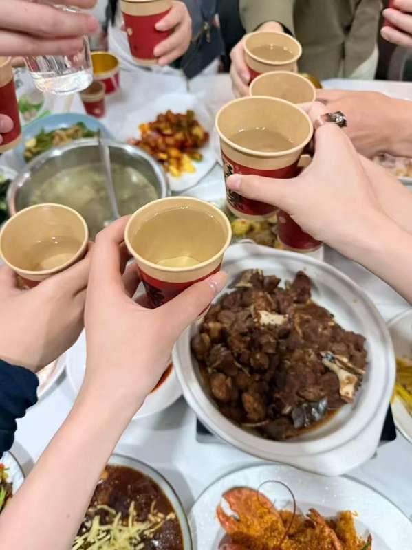  异乡春节，陌生人围坐一桌；临时搭子，跨越多城追年味。 文化旅游 异乡春节，陌生人围坐一桌；临时搭子，跨越多城追年味。 文化旅游