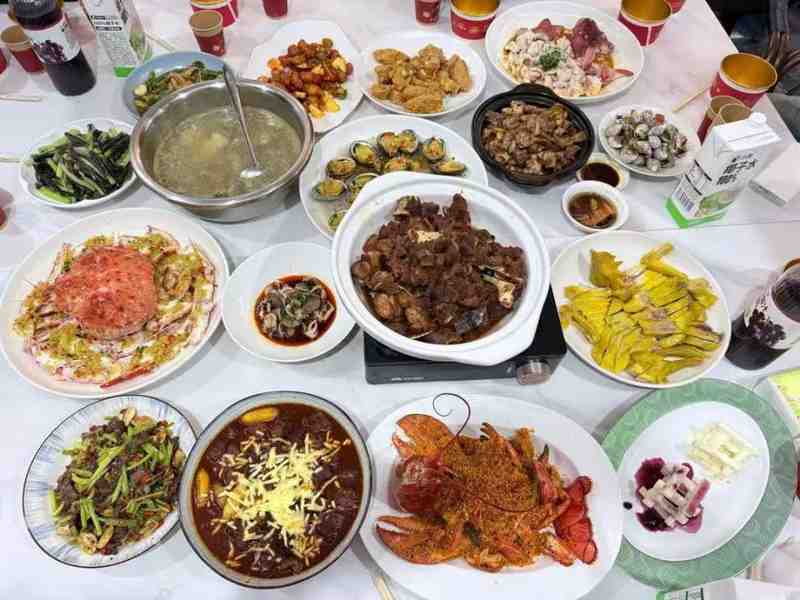  异乡春节，陌生人围坐一桌；临时搭子，跨越多城追年味。 文化旅游 异乡春节，陌生人围坐一桌；临时搭子，跨越多城追年味。 文化旅游