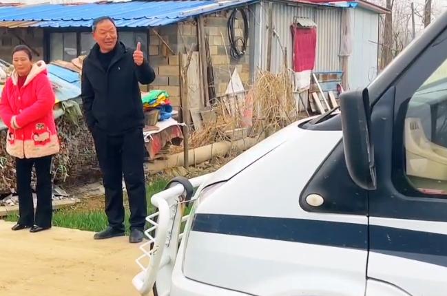  乡村窄道喜相逢，警车悄然后退；新人车队顺利过，民警祝福暖心间。 新闻 乡村窄道喜相逢，警车悄然后退；新人车队顺利过，民警祝福暖心间。 新闻 乡村窄道喜相逢，警车悄然后退；新人车队顺利过，民警祝福暖心间。 新闻