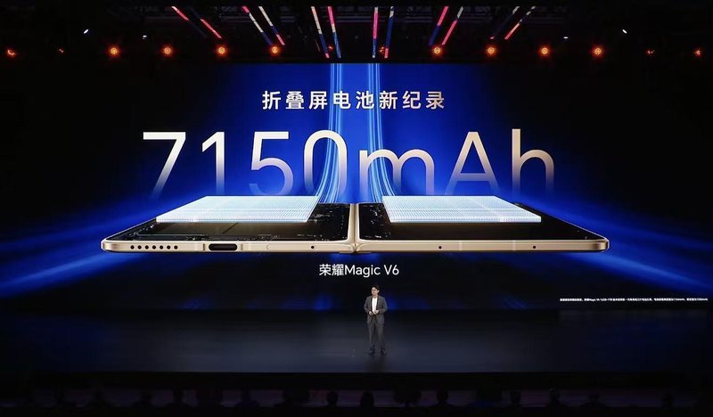  荣耀Magic V6震撼登场：自研黑钻屏引领可靠新高度，超大电池续航全面突破，轻薄设计再创纪录。 手机评测