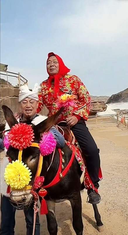  于东来延安之旅趣闻多，红头巾花棉袄骑毛驴；分享经营心得，景区应注重温暖与平价。 文化旅游