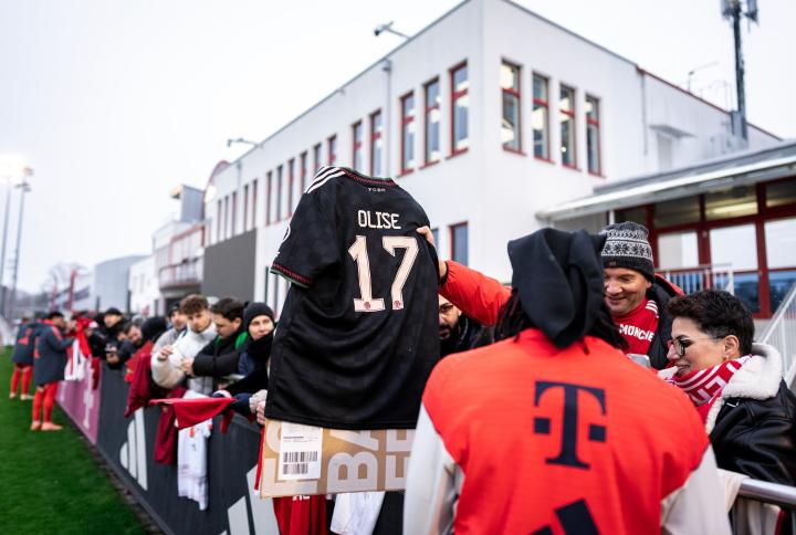  拜仁慕尼黑一线队公开训练即将开启；球迷可近距离感受球队备战氛围。 体育新闻 拜仁慕尼黑一线队公开训练即将开启；球迷可近距离感受球队备战氛围。 体育新闻