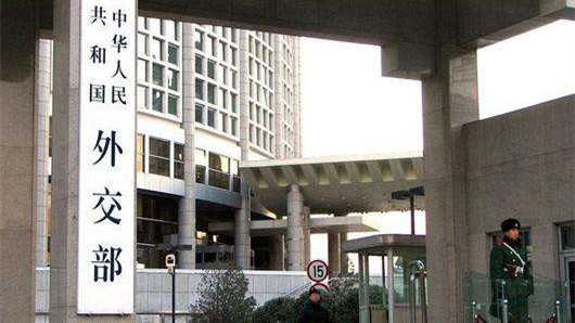  从针锋相对到四次致谢：泽连斯基白宫外交姿态的深层解码 新闻